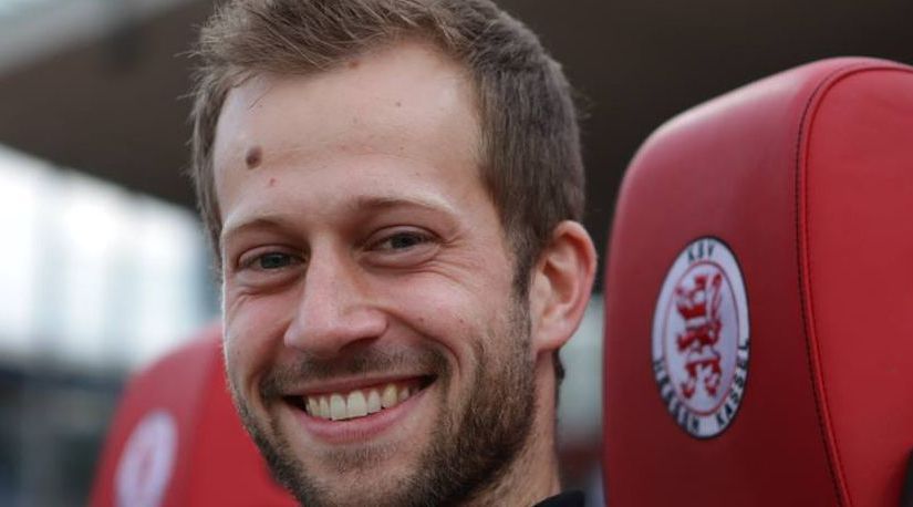 „Man nimmt das nur auf sich, wenn man fußballverrückt ist!“ – 3,6 Fragen an Tobi&nbsp;Bredow